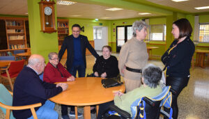 Álvaro Martínez Chana visita la residencia del Sagrado Corazón de Jesús para felicitar las fiestas a usuarios y trabajadores