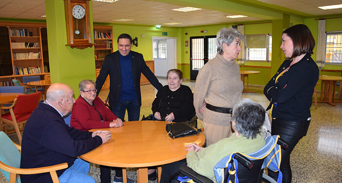 Álvaro Martínez Chana visita la residencia del Sagrado Corazón de Jesús para felicitar las fiestas a usuarios y trabajadores