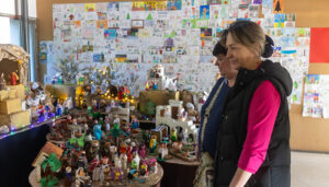 Ana Guarinos visita el colegio de Las Lomas y su gran Belén