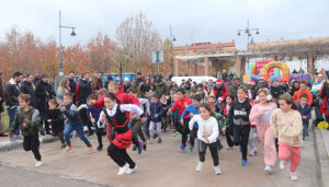 Cabanillas despide el año con campanadas, hinchables y carreras