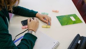 Castilla-La Mancha tiende la mano al Ministerio para prohibir el uso de los teléfonos móviles en las aulas de Infantil y Primaria y regularlo en Secundaria