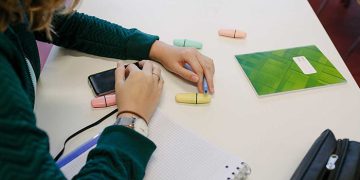 Castilla-La Mancha tiende la mano al Ministerio para prohibir el uso de los teléfonos móviles en las aulas de Infantil y Primaria y regularlo en Secundaria