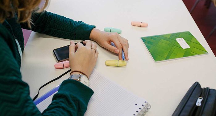 Castilla-La Mancha tiende la mano al Ministerio para prohibir el uso de los teléfonos móviles en las aulas de Infantil y Primaria y regularlo en Secundaria