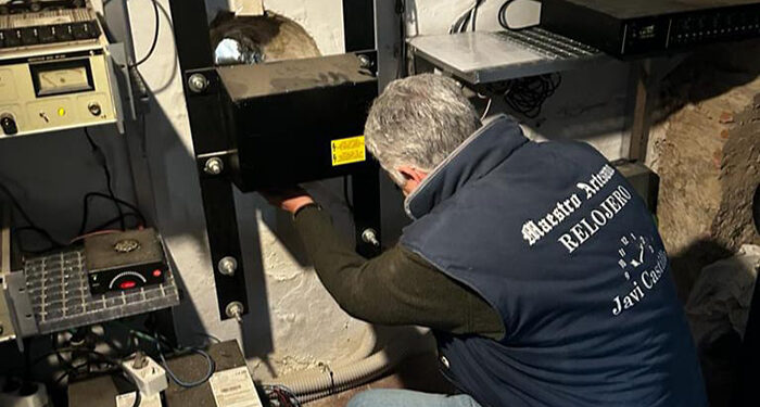 El Ayuntamiento de Cuenca pone a punto el reloj de la Torre de Mangana para la celebración de las preuvas