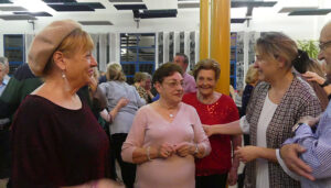 El baile de Navidad de los mayores reúne a más de 300 personas en el Centro Social de la calle Cifuentes