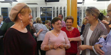 El baile de Navidad de los mayores reúne a más de 300 personas en el Centro Social de la calle Cifuentes