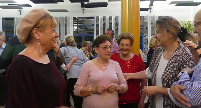 El baile de Navidad de los mayores reúne a más de 300 personas en el Centro Social de la calle Cifuentes