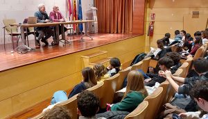 El instituto Liceo Caracense inaugura la VII Semana del Migrante con un debate amistoso entre alumnado de distintos centros