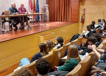 El instituto Liceo Caracense inaugura la VII Semana del Migrante con un debate amistoso entre alumnado de distintos centros