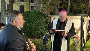 El tradicional Belén de la Plaza de la Hispanidad ya luce bajo la estrella luminosa de Navidad