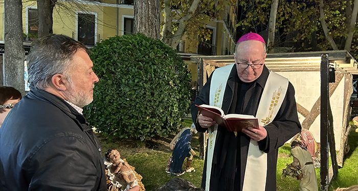 El tradicional Belén de la Plaza de la Hispanidad ya luce bajo la estrella luminosa de Navidad 1 El tradicional Belén de la Plaza de la Hispanidad ya luce bajo la estrella luminosa de Navidad
