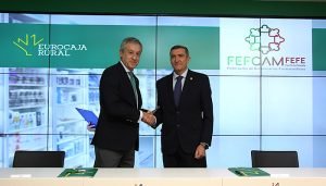 Eurocaja Rural y FEFCAM firman un convenio para fortalecer el sector farmacéutico en Castilla-La Mancha