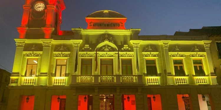 El Ayuntamiento de Guadalajara se ilumina con los colores de la bandera de España para celebrar la Constitución