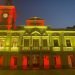 El Ayuntamiento de Guadalajara se ilumina con los colores de la bandera de España para celebrar la Constitución