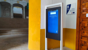 Huete cuenta con una nueva pantalla informativa, múltiples medios de información municipal