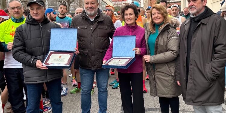 El Ayuntamiento de Cuenca homenajea a Ángel Valero y a Teresa Esteso, “historia viva” de la Carrera del Pavo