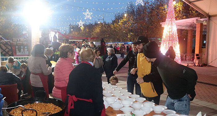 La Asociación de Mujeres de Cabanillas triunfa un año más con su reparto de platos típicos de invierno