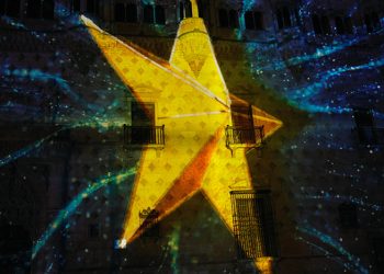 La fachada del Palacio del Infantado se convirtió en un bonito cuento de Navidad