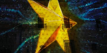 La fachada del Palacio del Infantado se convirtió en un bonito cuento de Navidad