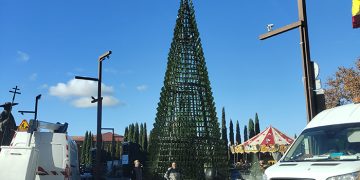La Junta impulsa el reciclaje con un árbol navideño en Guadalajara de 10 metros de altura de 2.000 botellas de vidrio que se inaugura hoy