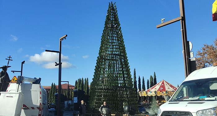 La Junta impulsa el reciclaje con un árbol navideño en Guadalajara de 10 metros de altura de 2.000 botellas de vidrio que se inaugura hoy