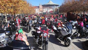 La Plaza del Pueblo de Cabanillas ruge con los motores de la III Papanoelada Motera