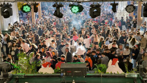 La Plaza del Pueblo de Cabanillas se llena en el tardeo de Nochebuena