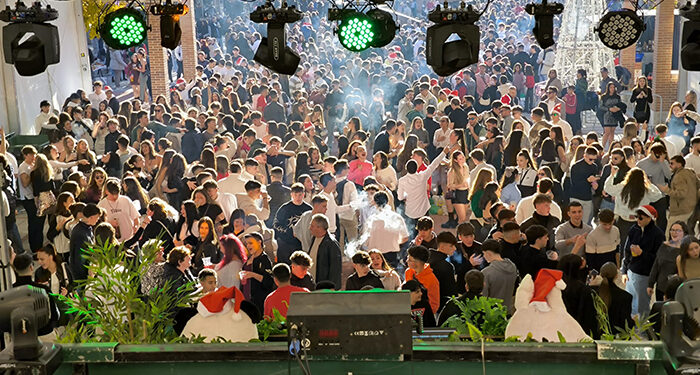 La Plaza del Pueblo de Cabanillas se llena en el tardeo de Nochebuena