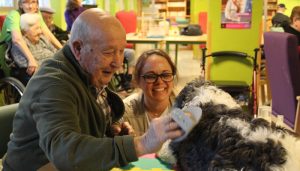 La Residencia Sagrado Corazón de Jesús de la Diputación mejora la vida de los residentes con ayuda de la terapia con perros