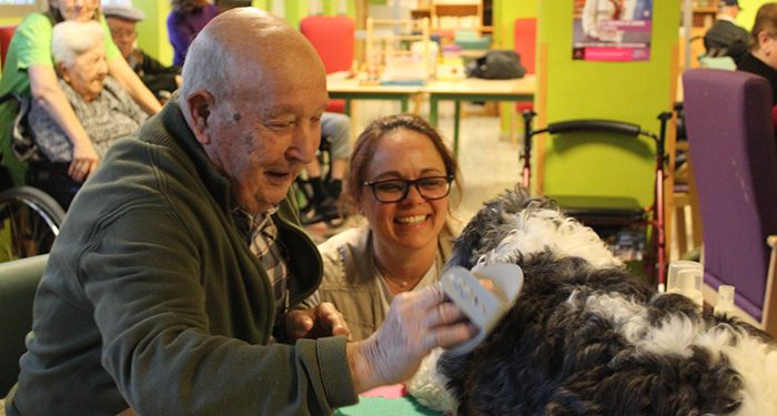 La Residencia Sagrado Corazón de Jesús de la Diputación mejora la vida de los residentes con ayuda de la terapia con perros