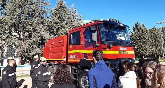 La UME enseña a los escolares de Huete sus recursos y labor