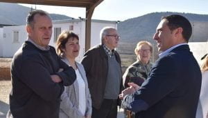 Los alcaldes de Priego y Cañete muestran su satisfacción por la inminente puesta en marcha de los nuevos parques de Bomberos.