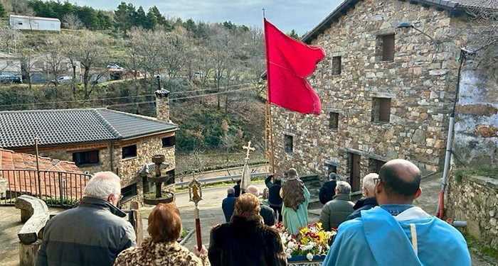 Los diputados Octavio Contreras y Javier Abad acompañan a los vecinos de Aldeanueva de Atienza en el día de su patrona