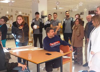 Los jugadores del Balonmano Guadalajara comparten una mañana con pacientes y profesionales del Instituto de Enfermedades Neurológicas