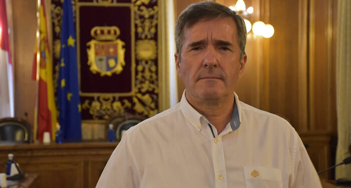 Molina responde al PP: “Hay dos millones de euros para la adquisición de vehículos y la compra del mobiliario que se van a licitar en este 2024” 1 Molina responde al PP “Hay dos millones de euros para la adquisición de vehículos y la compra del mobiliario que se van a licitar en este 2024”