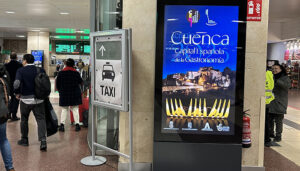 Mupis en las estaciones de AVE de Atocha y Chamartín promocionan Cuenca como Capital Española de la Gastronomía mirando al futuro