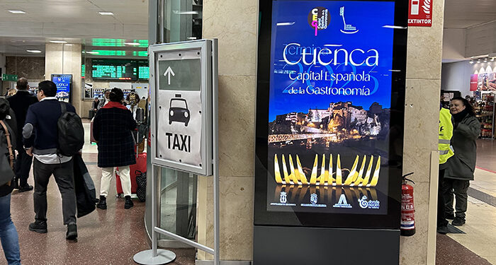 Mupis en las estaciones de AVE de Atocha y Chamartín promocionan Cuenca como Capital Española de la Gastronomía mirando al futuro