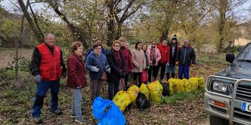 Recogida de residuos por voluntarios en el Paseo de la Estación de Huete
