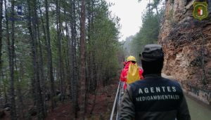 Rescatada una familia en el canal del embalse de la Toba