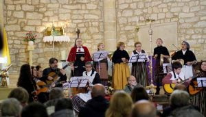 Un millar de personas le dan la bienvenida a la Navidad en Pareja