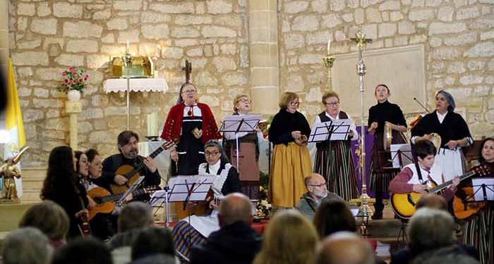 Un millar de personas le dan la bienvenida a la Navidad en Pareja