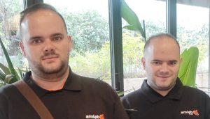 Un trabajador de Amiab Cuenca y su hermano gemelo ambos con autismo participarán en un programa de televisión de entrevistas a personas famosas