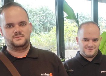Un trabajador de Amiab Cuenca y su hermano gemelo ambos con autismo participarán en un programa de televisión de entrevistas a personas famosas