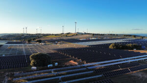 Acciona Energía completa su primera planta híbrida  eólica y solar ubicada en Tinajas y Villalba del Rey