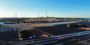 Acciona Energía completa su primera planta híbrida  eólica y solar ubicada en Tinajas y Villalba del Rey