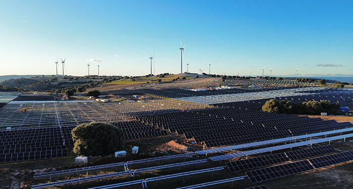 Acciona Energía completa su primera planta híbrida eólica y solar ubicada en Tinajas y Villalba del Rey 1 Acciona Energía completa su primera planta híbrida eólica y solar ubicada en Tinajas y Villalba del Rey