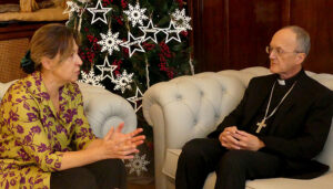 Ana Guarinos recibe al obispo en su primera visita oficial al Ayuntamiento de Guadalajara