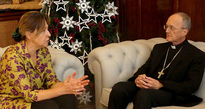 Ana Guarinos recibe al obispo en su primera visita oficial al Ayuntamiento de Guadalajara