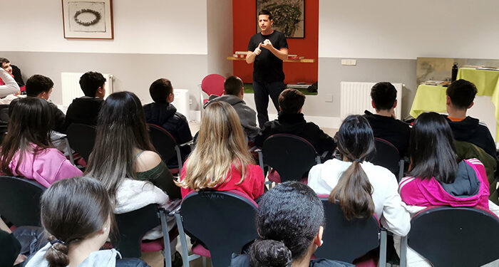 Cerca de 500 estudiantes de Secundaria de Azuqueca asisten a las sesiones de cuentos en inglés de la Biblioteca Municipal