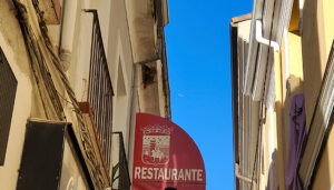Cerrada la calle Bardales por peligro de desprendimientos
